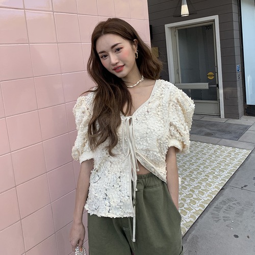 大人 ガーリー 立体 花柄 シャツ パフスリーブ ブラウス レース トップス 透け感 シースルー レディース ファッション Vネック 花びら ランタンスリーブ リボン 前開き エレガント ゆったり 体型カバー おしゃれ 男ウケ デート服 モテ 韓国ファッション 通販 2020 春 夏 秋