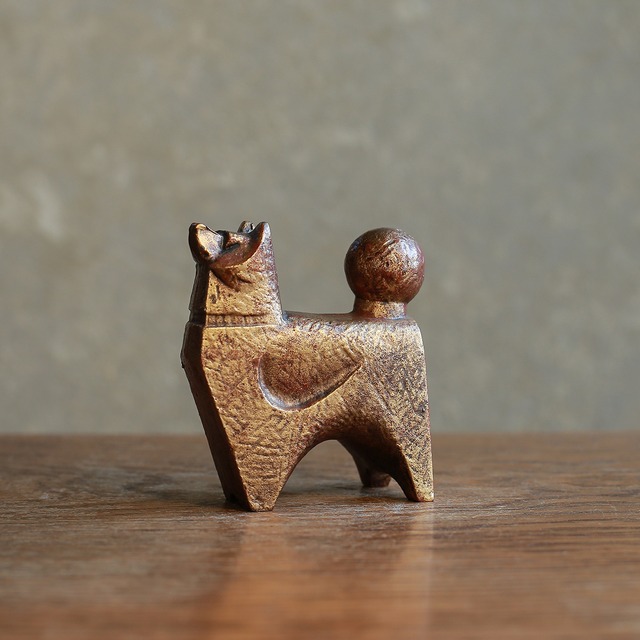 凛々しく立つ、ずっしりと力強い犬 4