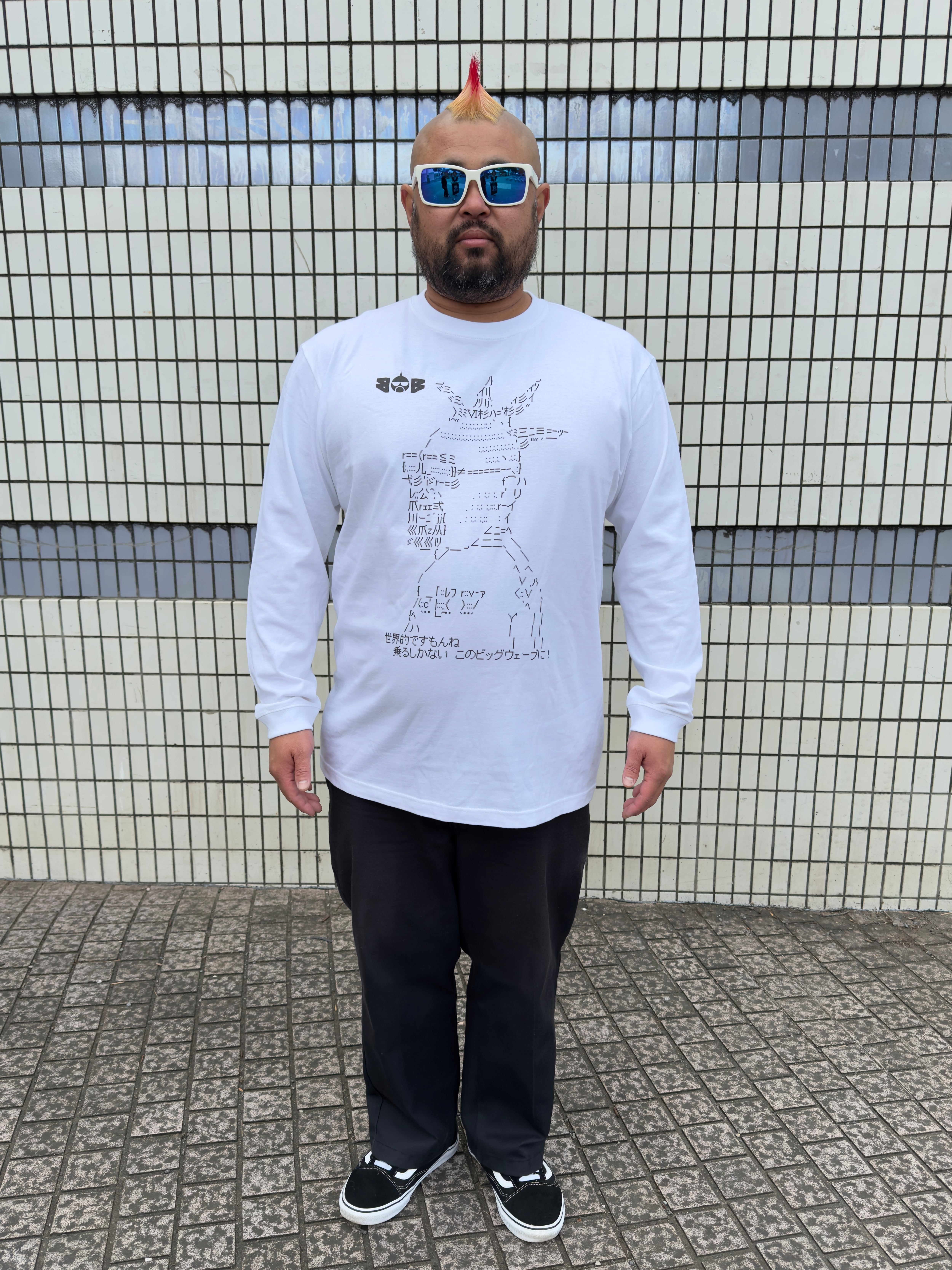 新品大特価ロングなのにビッグウェーブも行けちゃう9’0 67.6Lクール ビッグウェーブさんのアスキーアート ロンT（白） | bobstore