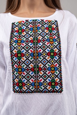 ウクライナ刺繍ヴィシヴァンカ クロスステッチ　手刺繍　ブラウス　麻　レディース・フリーサイズ