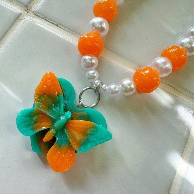 M267 レジン ネックレス 蝶々と寒色系フラワーアレンジ M267 レジン