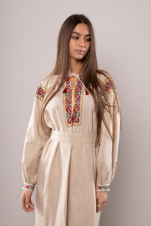 ウクライナ刺繍ヴィシヴァンカ・クラシック イワノフランキースク州モデル　クロスステッチ　手刺繍　ブラウス　麻　レディース・フリーサイズ