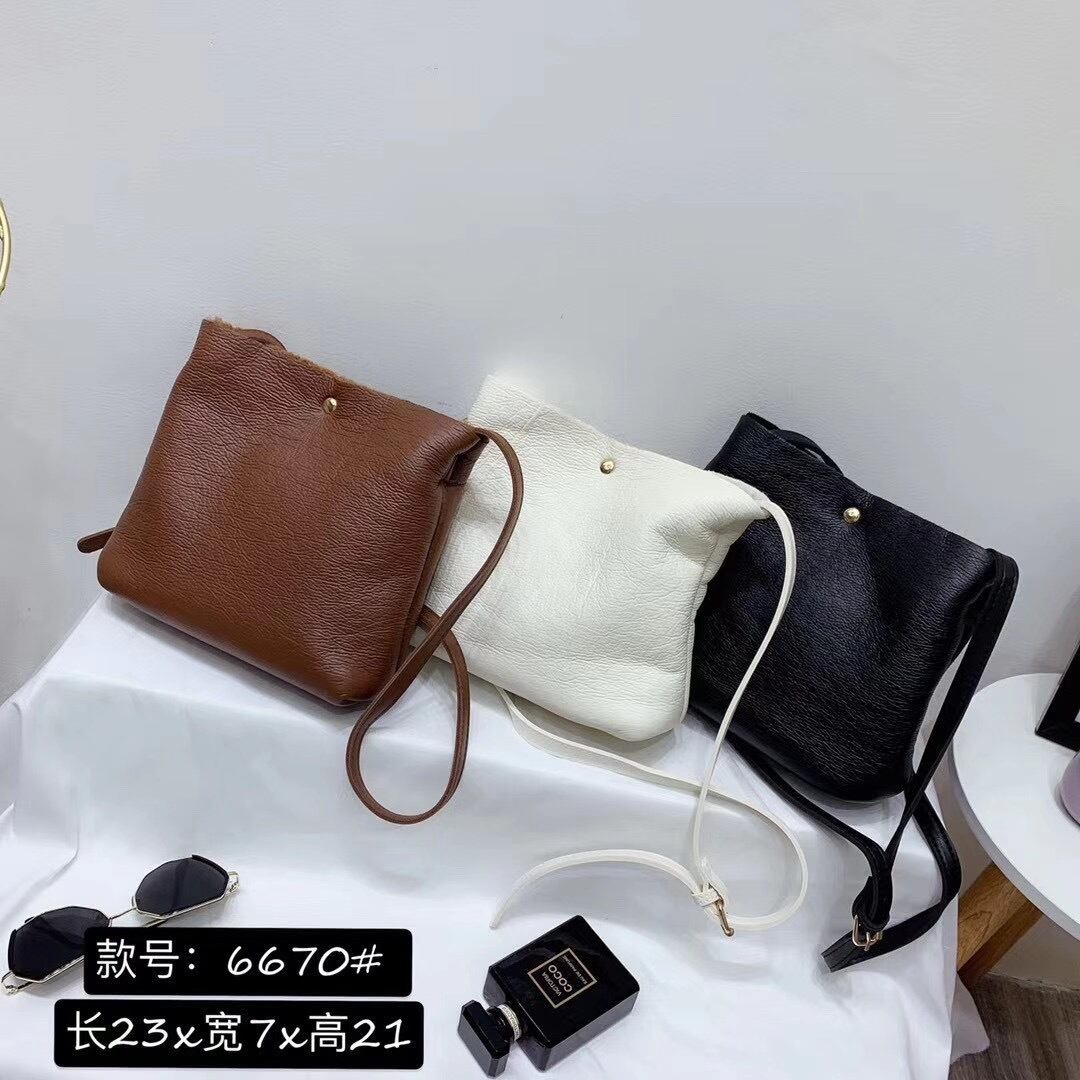 シンプルショルダーバッグ