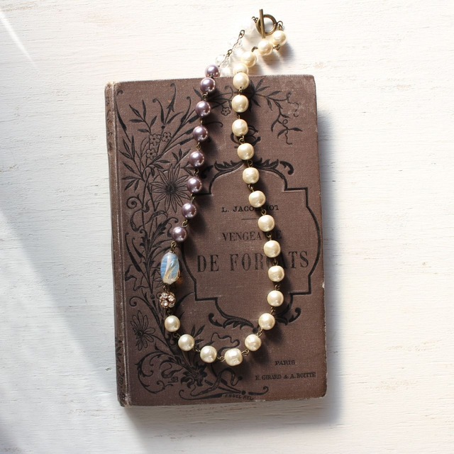 トープと乳白色・エレガントな大人色のヴィンテージビーズが美しい バロックパール・ショートネックレス