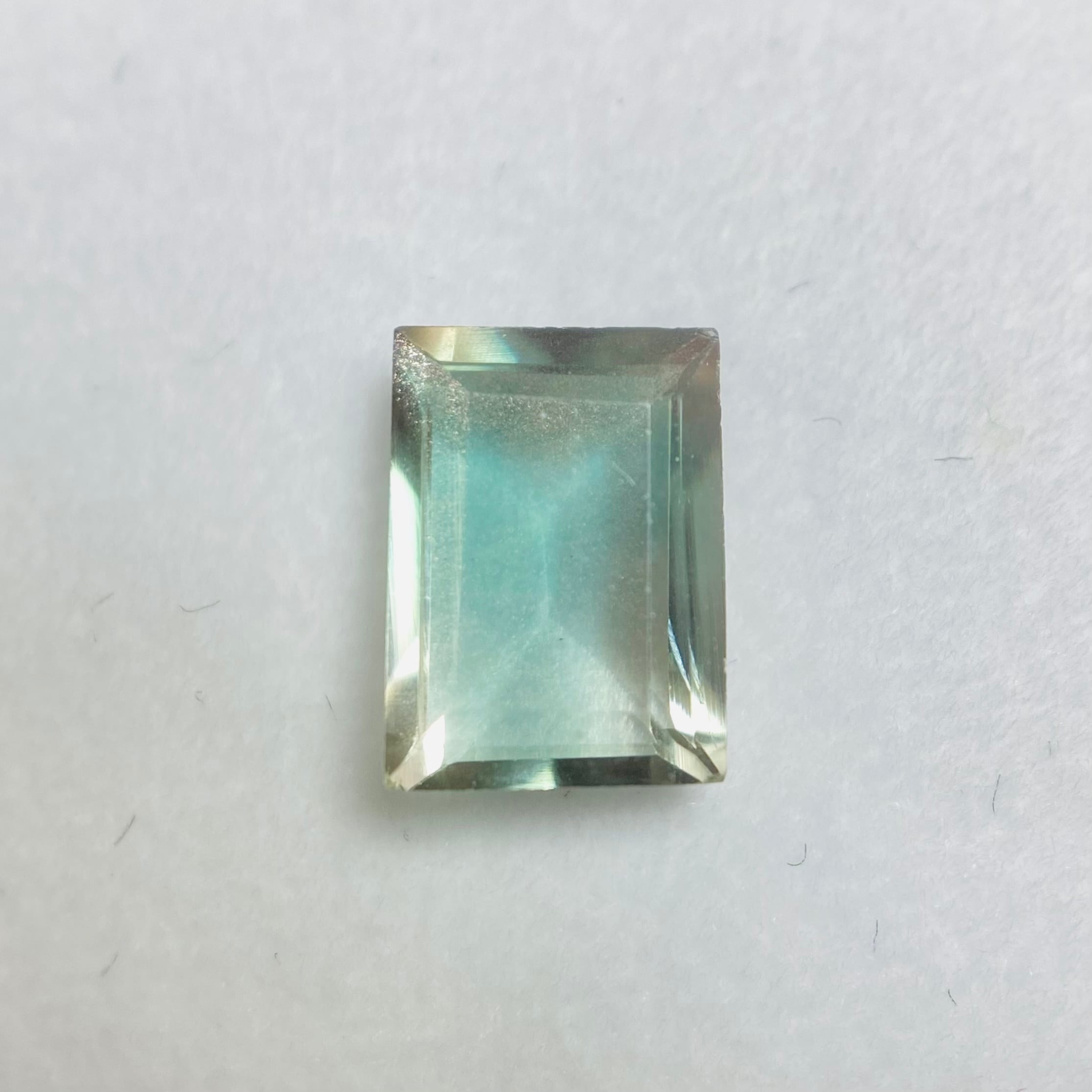 繊細なスパグル効果の見えるグリーンのオレゴンサンストーン