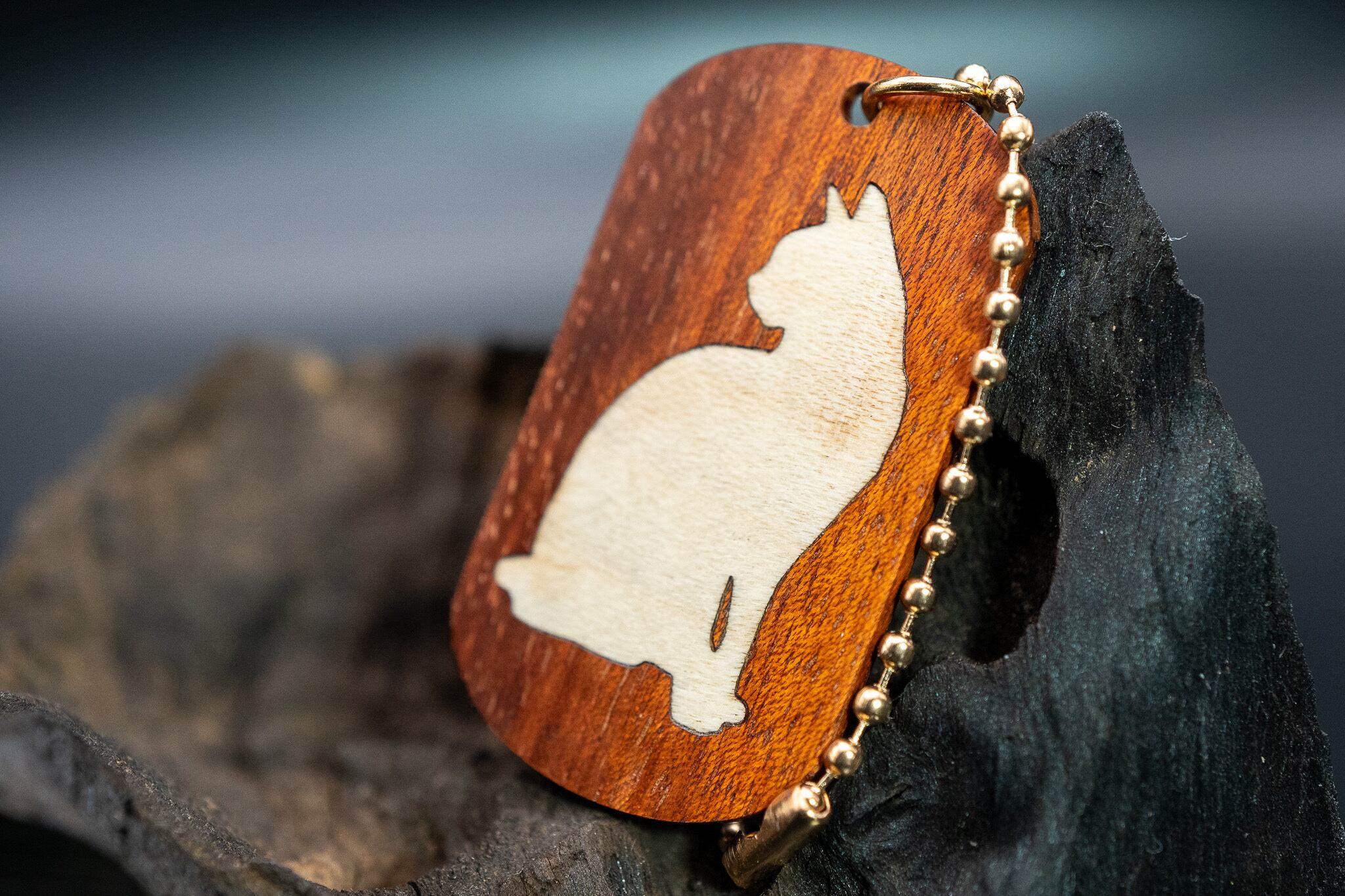 【ブラッドウッド】 サティーネ ドッグタグ象嵌 優雅に座る猫