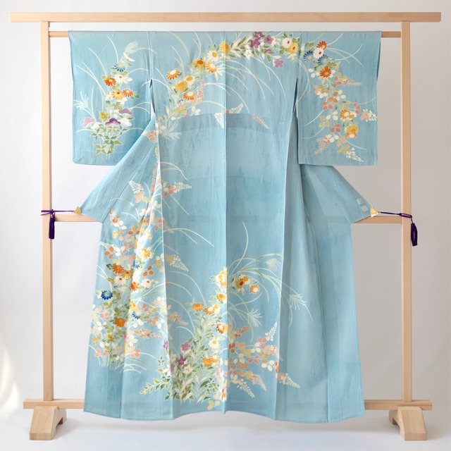 東京染繍大彦製　刺繍に花々の模様　訪問着　単衣着物　【中古品】