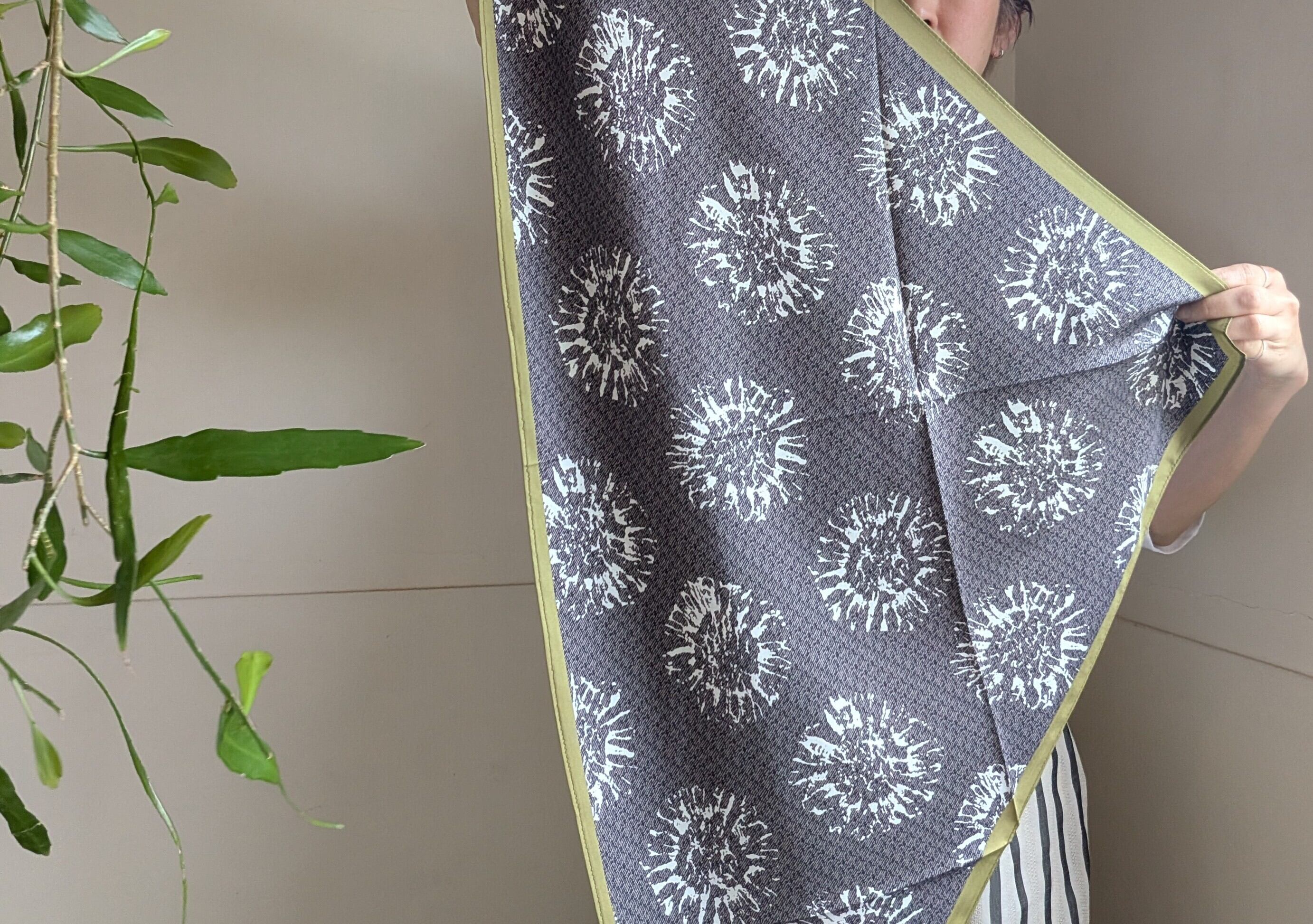 三角形シルクタッチスカーフ / 花火・絞り染め柄 | 服と雑貨ume 大阪市