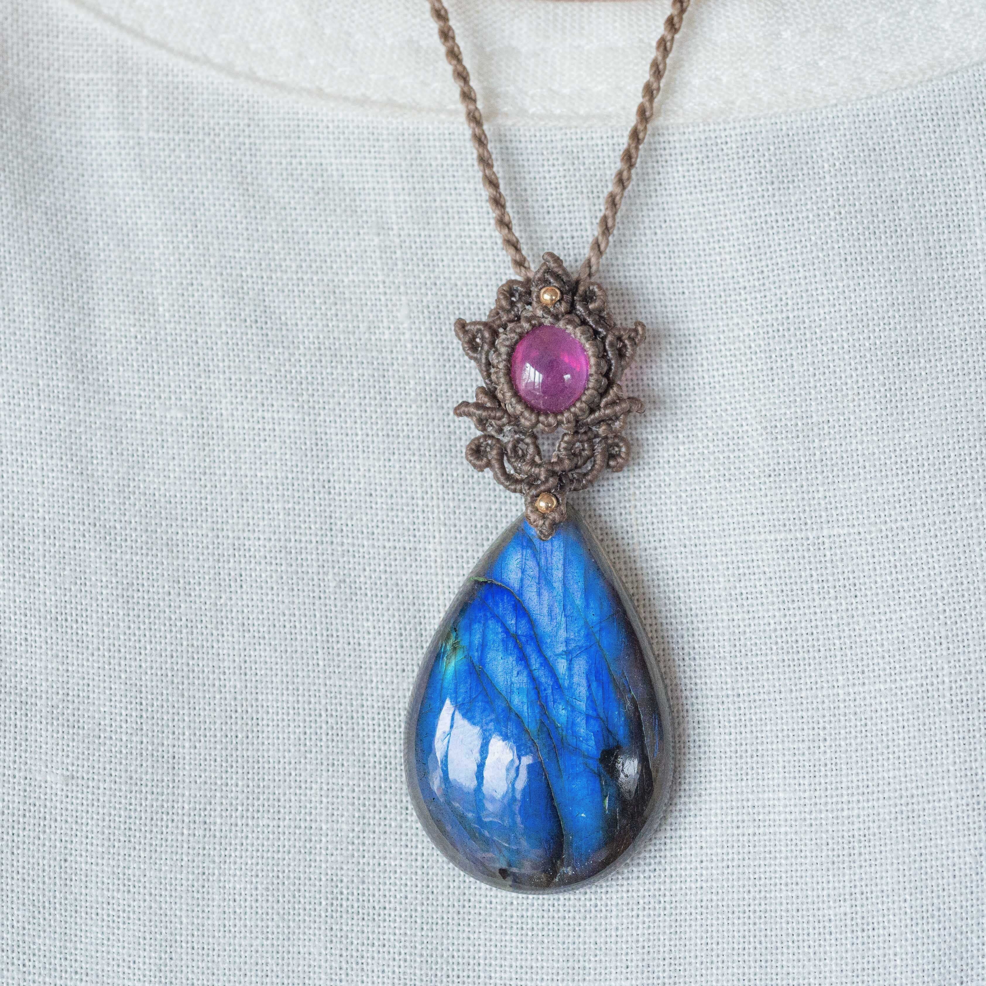 ルビー、フローライト、ラブラドライトのマクラメネックレス ストア