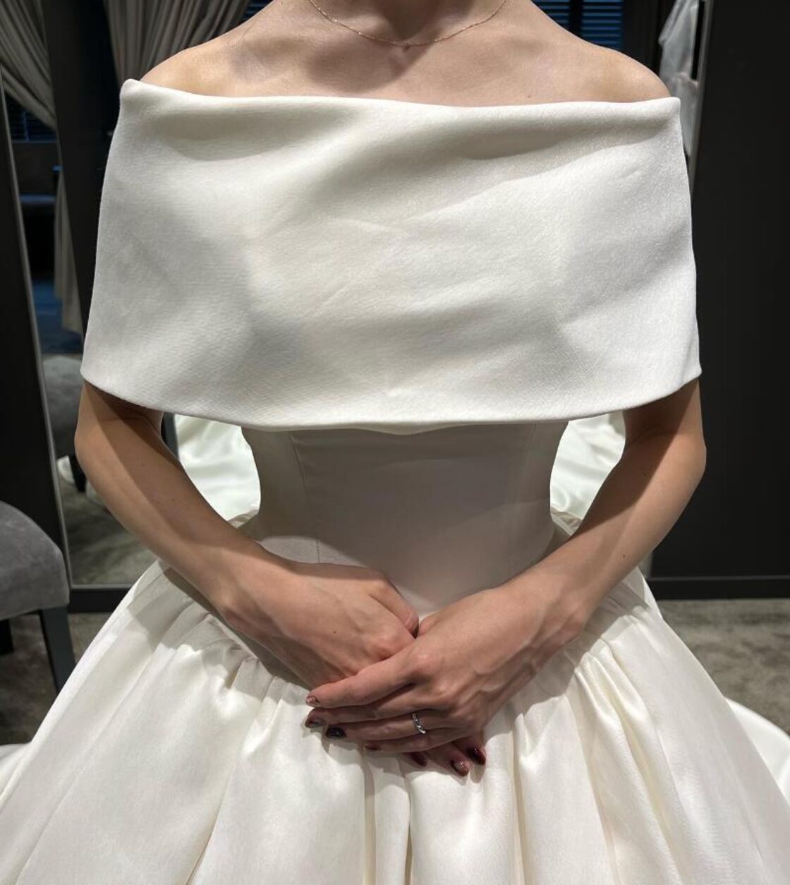 ウエディングドレス 取り外しオフショルダー くるみボタン 華やか 光沢  