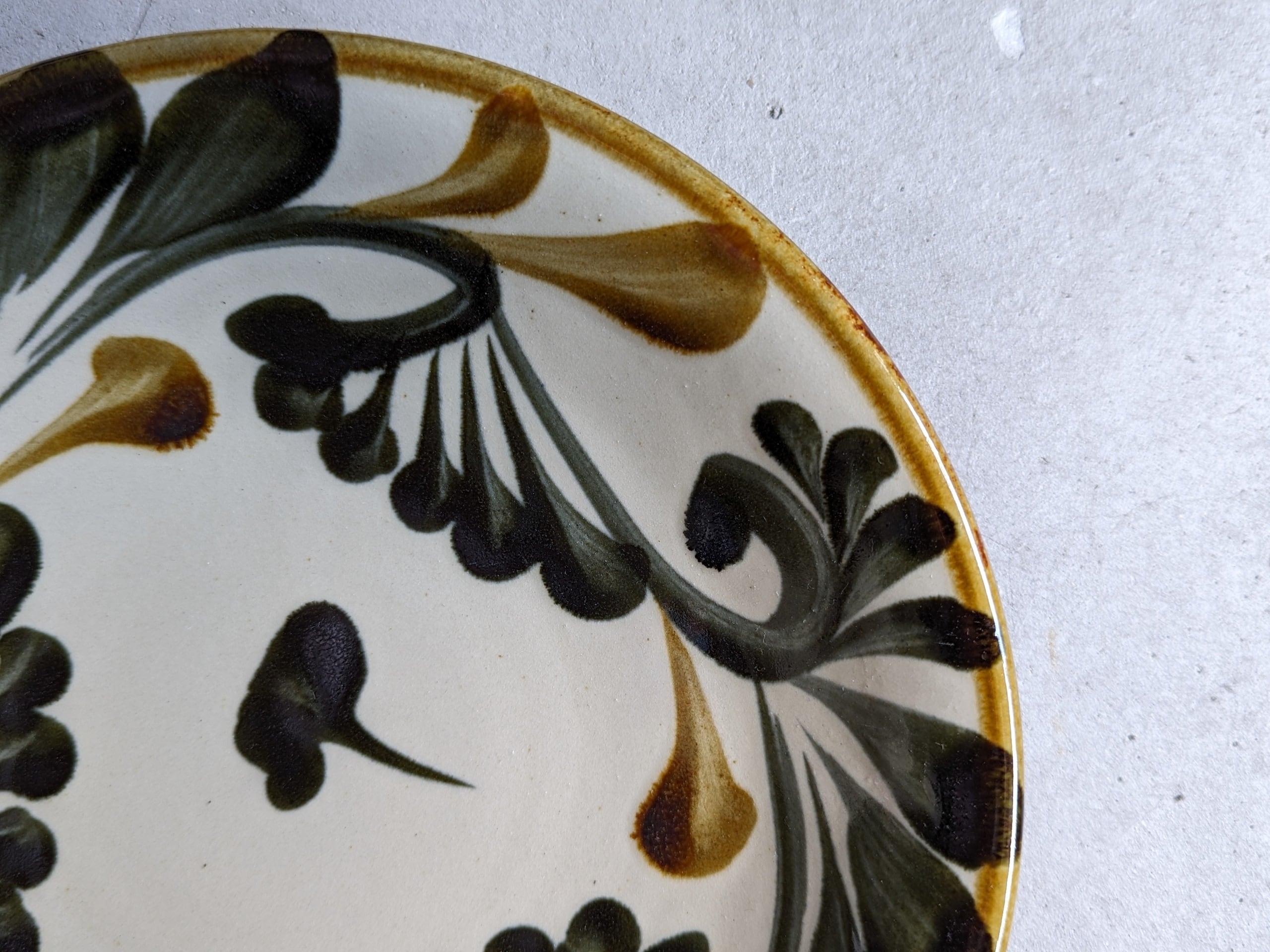 アンティーク 華やかな模様の陶器皿 やちむん 皿7寸（黒ゴス唐草） | 陶眞窯 | inoya | Basic Life Store
