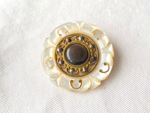 Mother of Pearl brooch / BR12