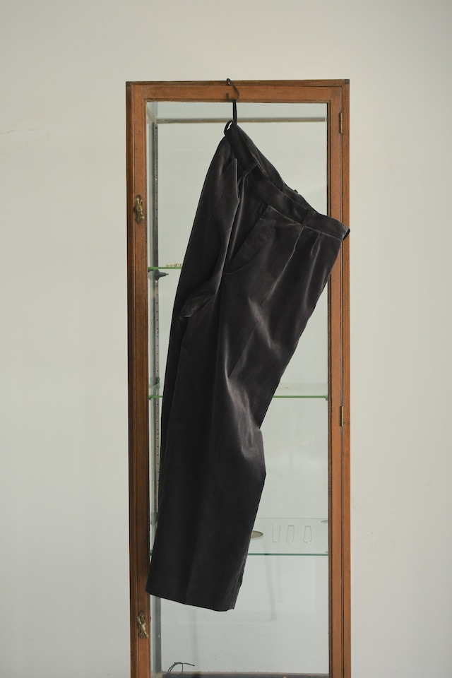 blurhms / Fade Velvet Two-tuck Slacks (FadeCharcoal)