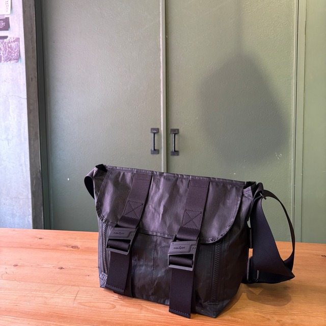 DYNEEMA MESSENGER BAG(S) BLACK F036-S