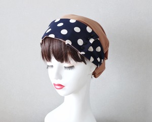 ボタン付きサッシュベルト（レトロなドット柄/濃紺）とキャラメルカラー：Buttoned sash belt (retro polka dot pattern/dark blue) and caramel color