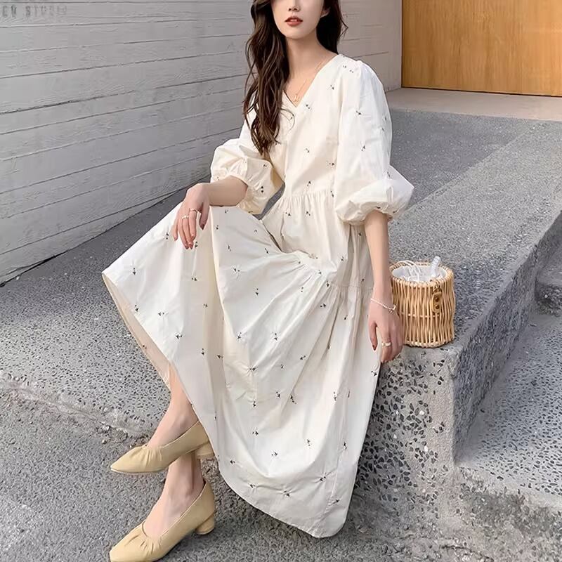 ワンピース レディース ロングワンピース 7分袖 七分袖 パフスリーブ Vネック フレア 刺繍 かわいい 大人可愛い きれいめ 上品 エレガント 清楚 フェミニン おしゃれ お洒落 綺麗 おとな ナチュラル こなれ感 ラブリー キュート ガーリー リラックス ロマンチック 抜け感 華やか 爽やか 主役級 存在感 花柄 小花柄 フラワー OL 通勤 学生 通学 デート お出かけ M L XL 2XL 3XL アプリコット 春 夏 20代 30代 40代 韓国 韓国系 着回し 普段使い 体型カバー 送料無料