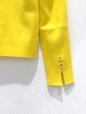 変形ネックパールトップス