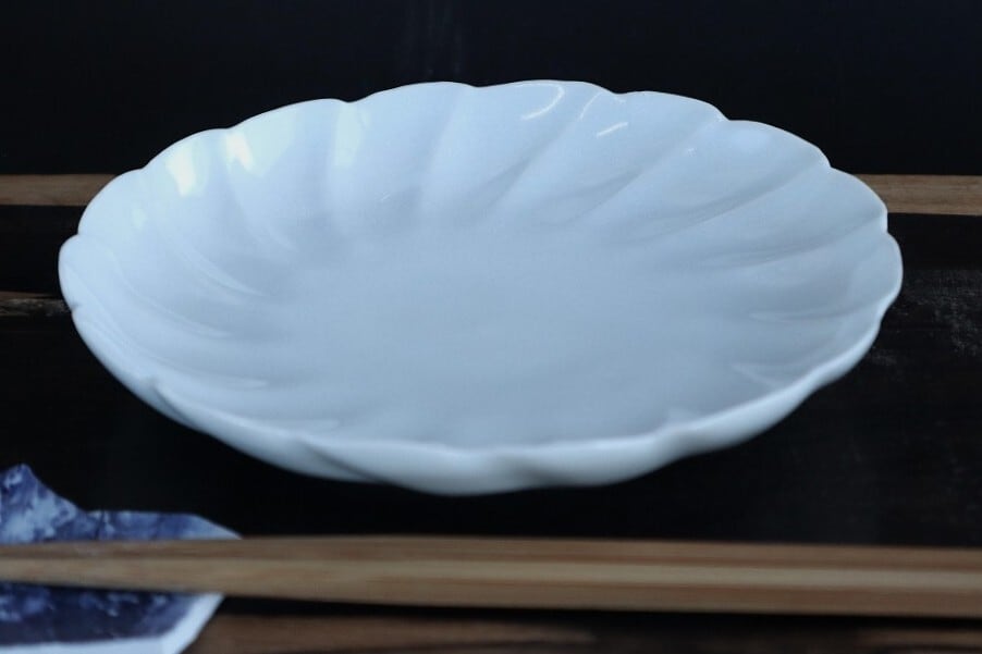 京焼 清水焼》白磁ねじり菊文五寸皿 | 陶つちやま