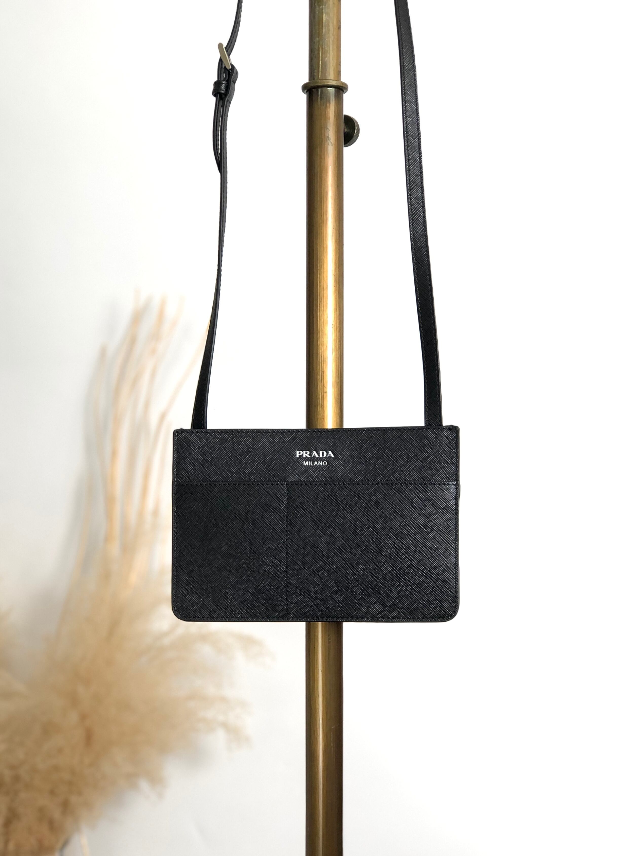 PRADA プラダ ショルダーバッグ ブラック ロゴ レザー サフィアーノ ミニバッグ vintage ヴィンテージ オールド j8w3eu