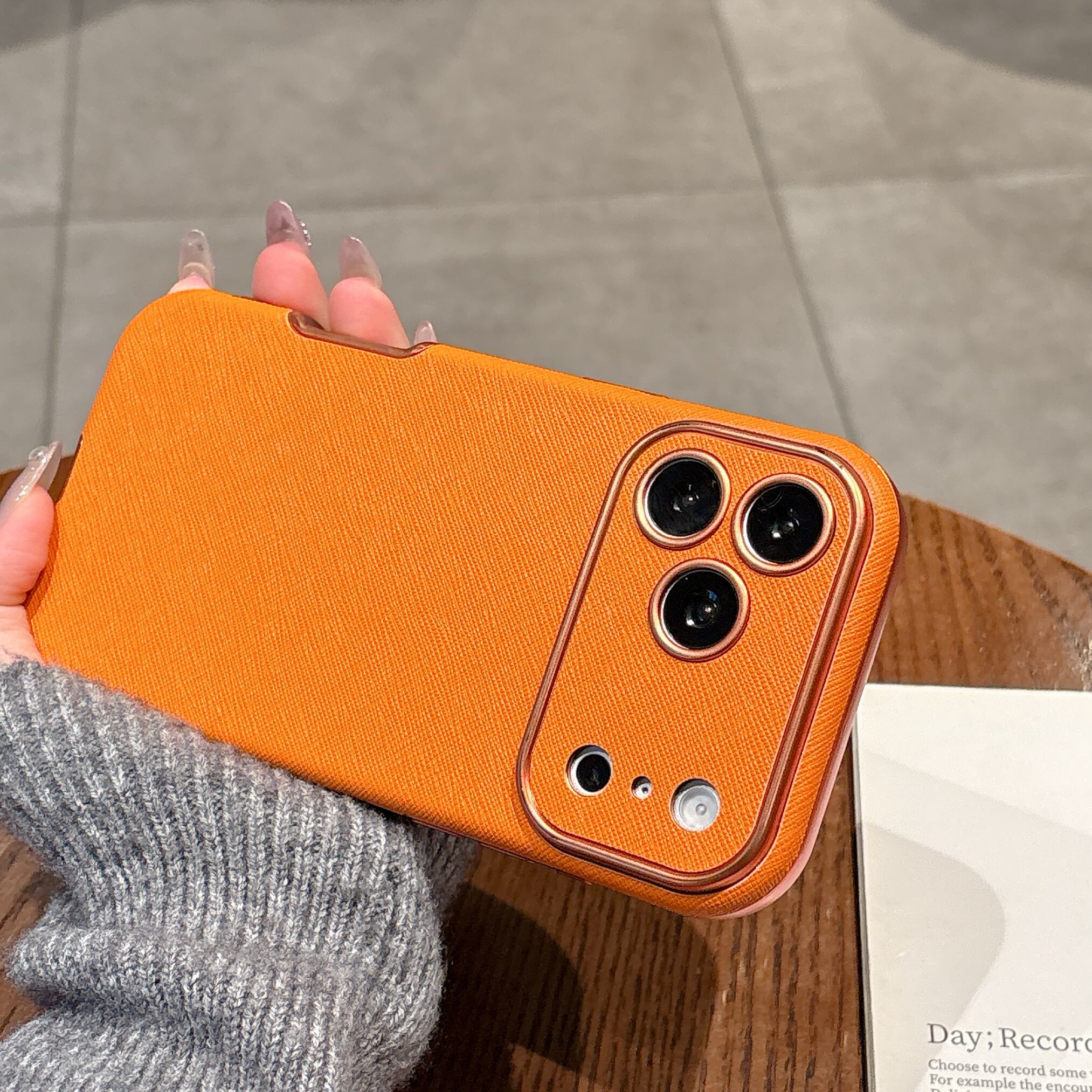iPhone15〜17対応 オレンジ 型押し柄 スタイリッシュ ケース iPhone17ProMaxコズミックオレンジに纏わせたいケース・スキンシール集