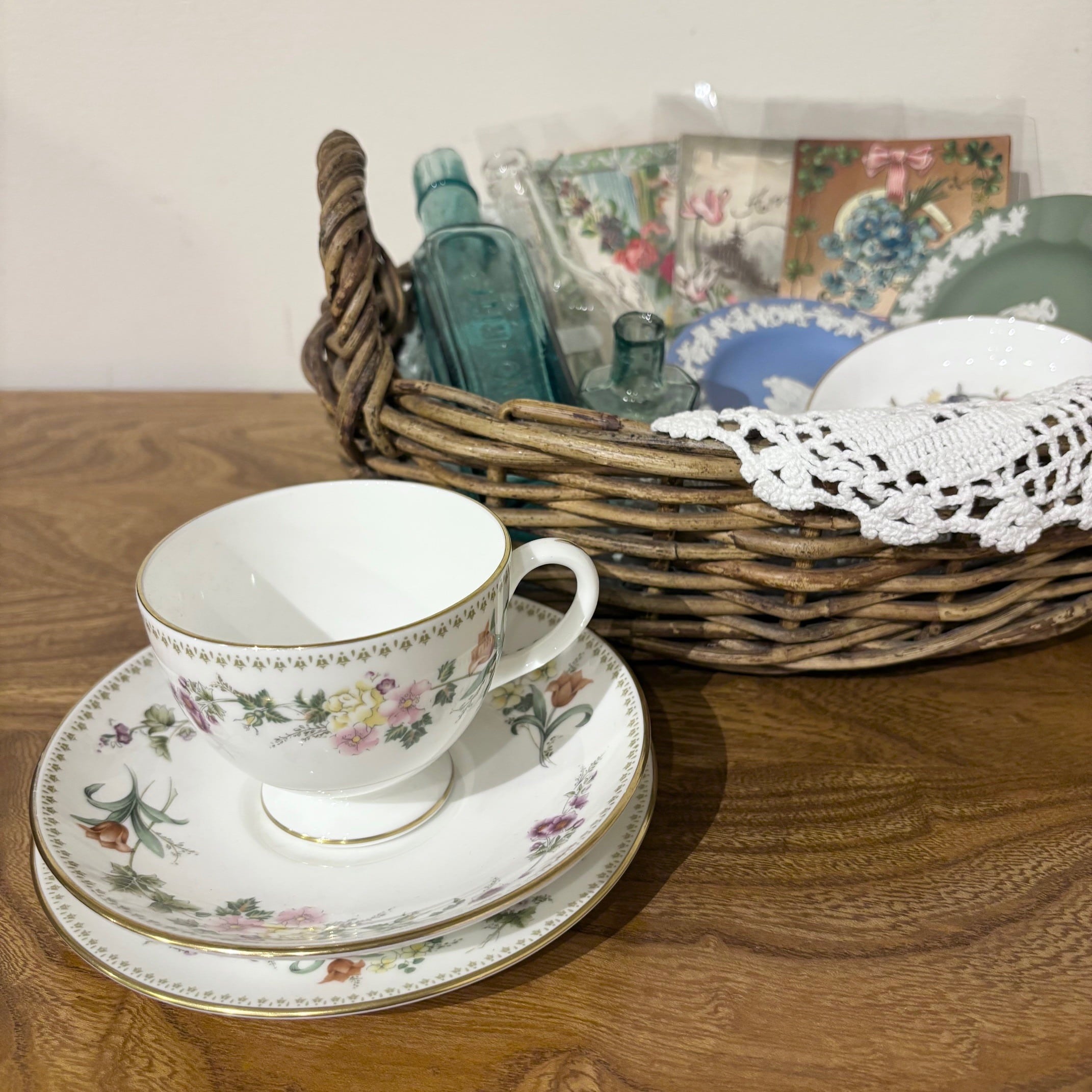 ウェッジウッド　ユーランダ－　アフタヌーンティースタンド　ヴィンテージ ウェッジウッド ユーランダ－ パウダールビー 2段ケーキスタンド