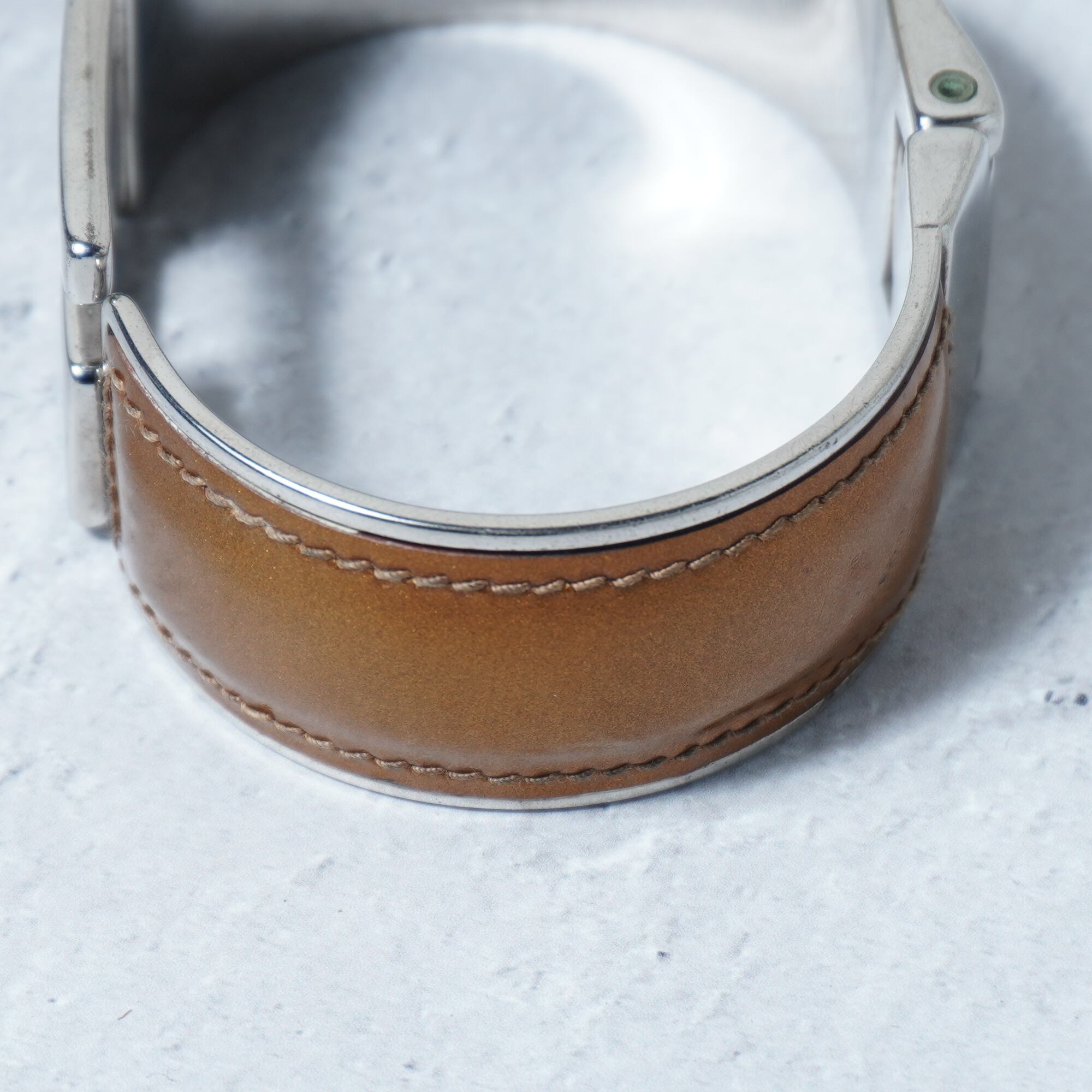 GUCCI gロゴバングル GUCCI】グッチ Gロゴバックルエナメルバングル silver & gold