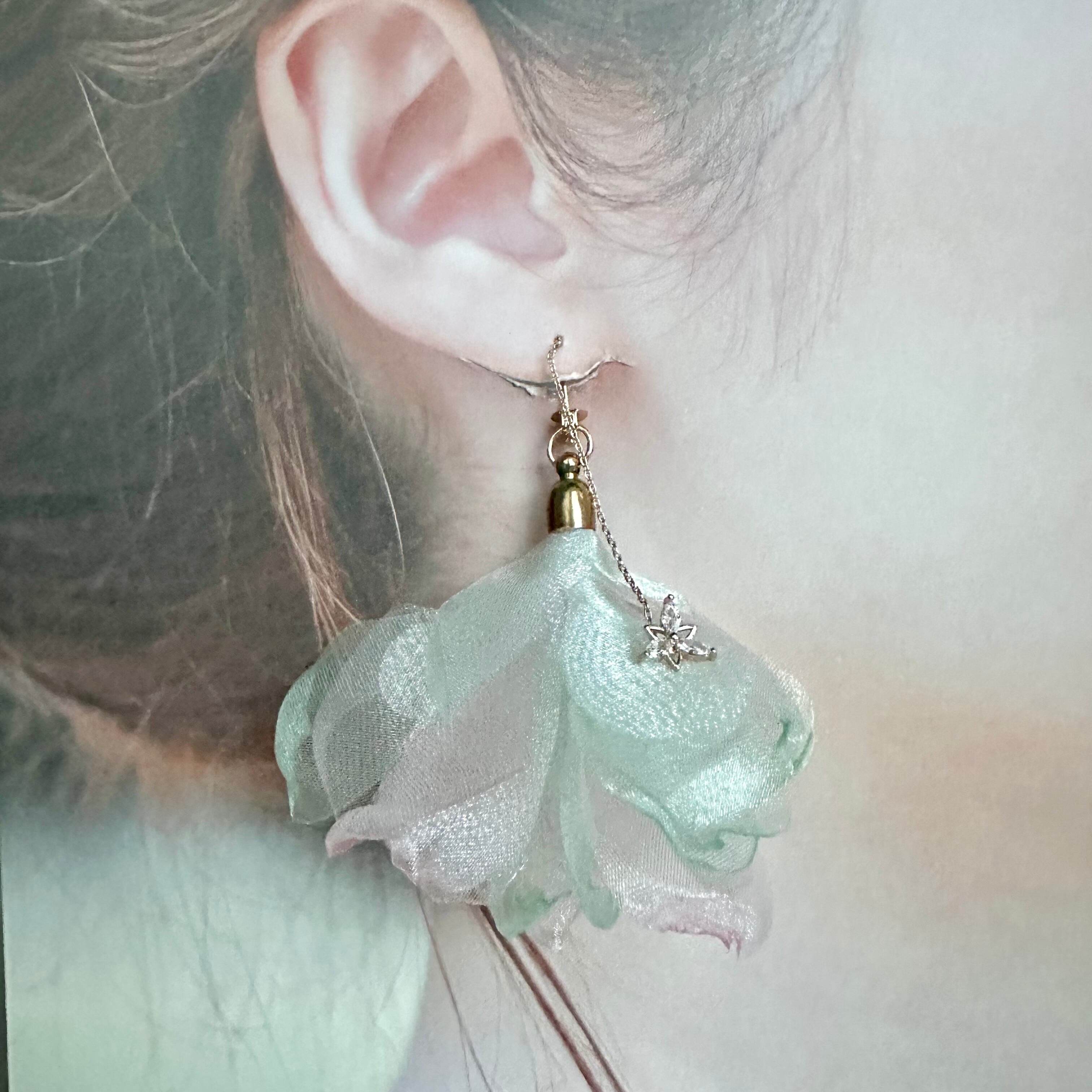 ストーンとオーガンジーのお花チェーンピアス | nofun(ノーファン)