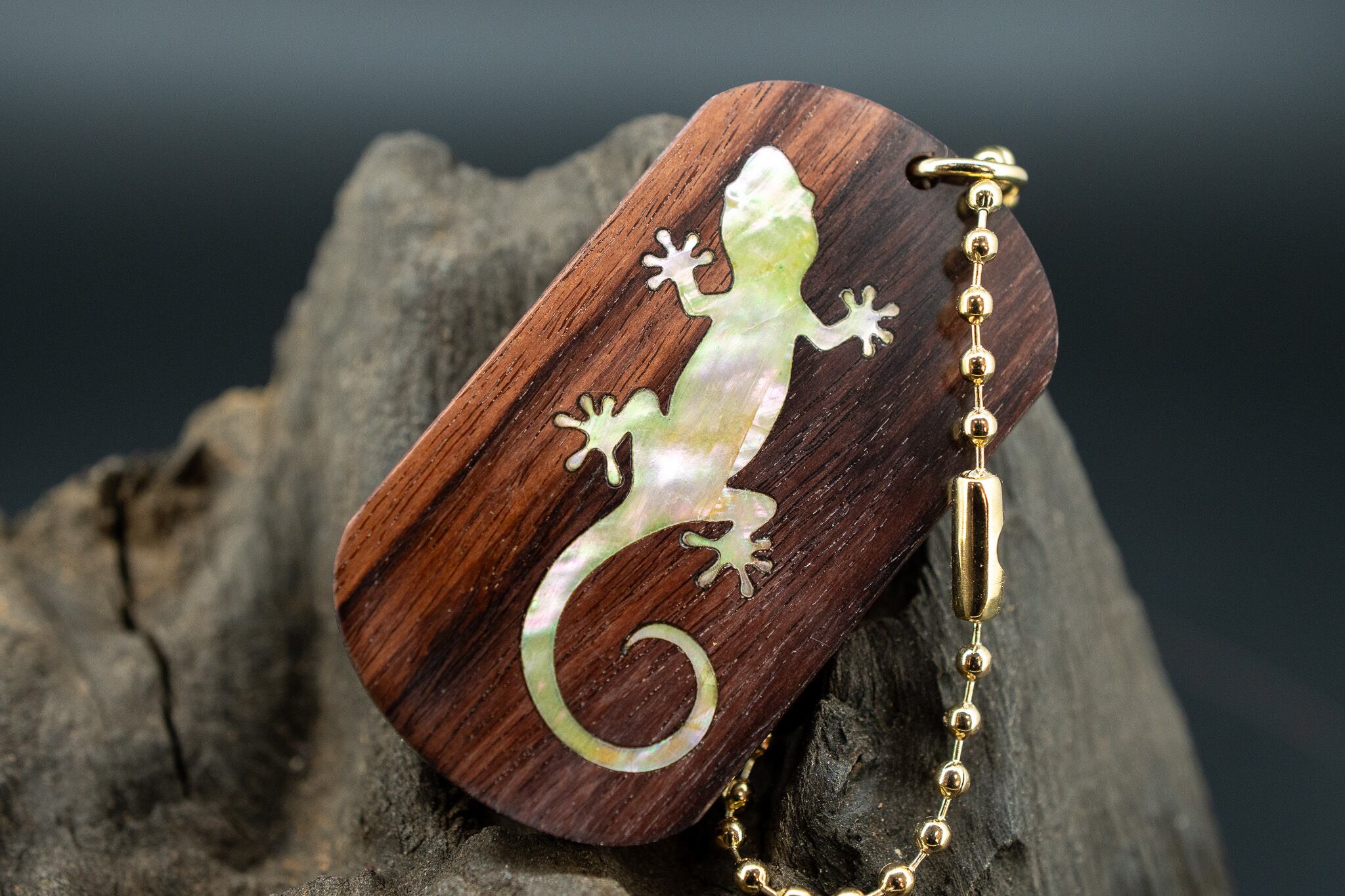 【唐木三大銘木】 紫檀 (ソノケリン) ドッグタグ 象嵌 木登りトカゲ