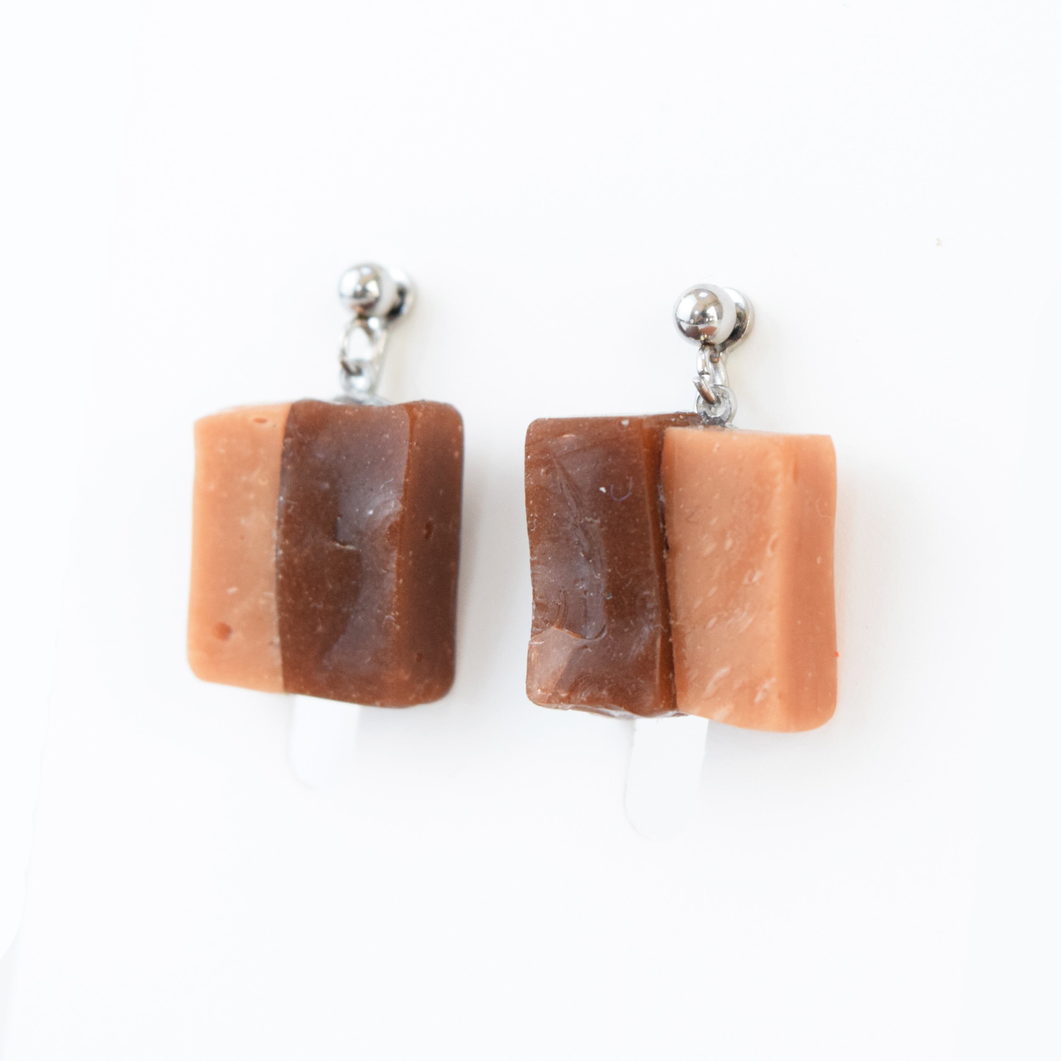 【ベーシック】揺れるイヤリングM　キャメル×茶