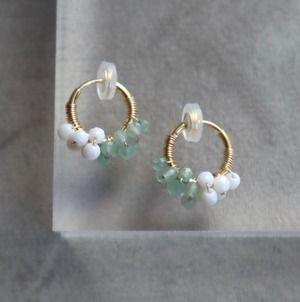 ［イヤリング］petit berries hoops/サージカルステンレス グリーンアベンチュリン×ホワイトコーラル