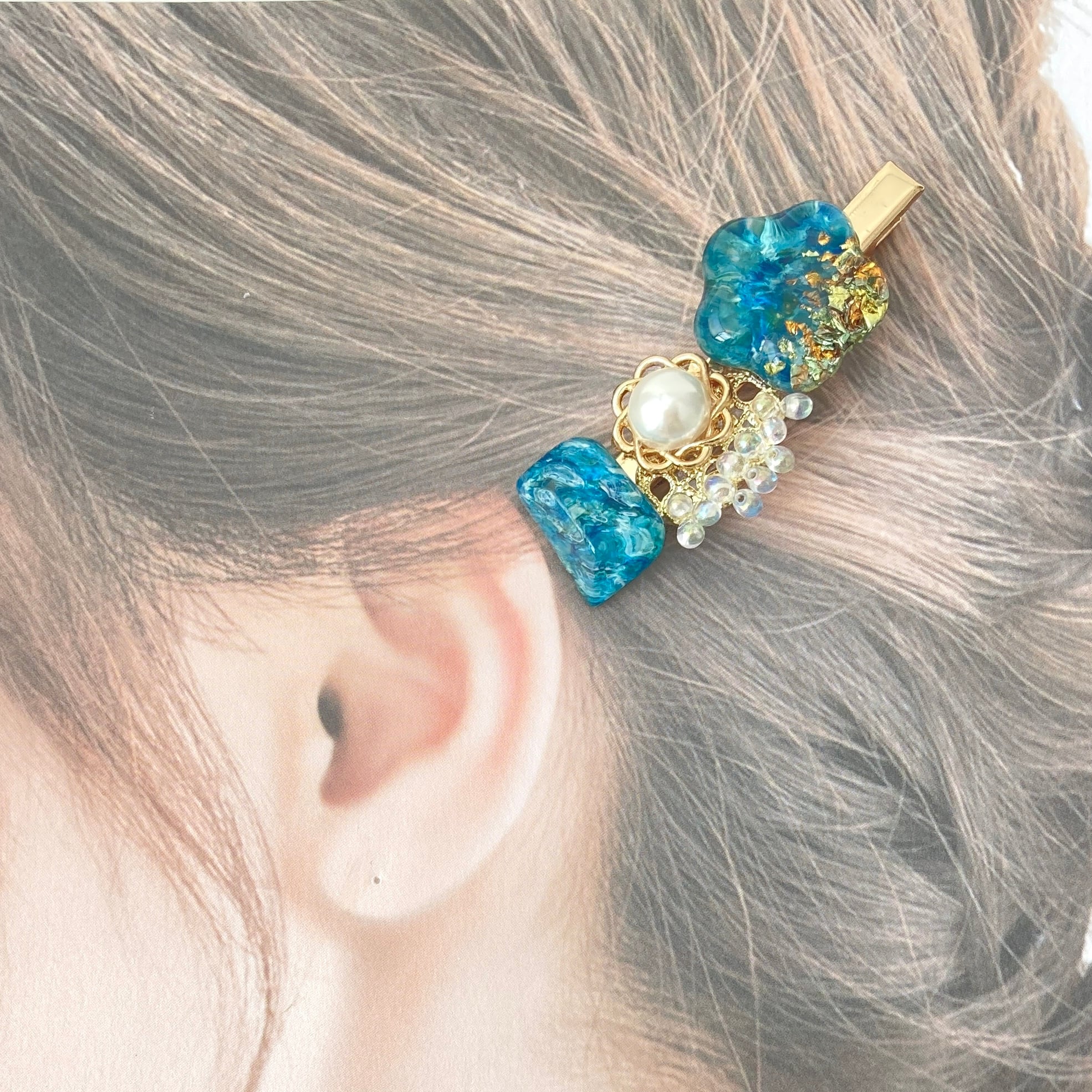 ブルーの刺繍フラワーとマットな質感金箔入りレジン桜のヘアクリップ♥️ 絵画風 フラワー ヘアクリップ 花 レジン ビーズ 手描き オーロラ | milutu