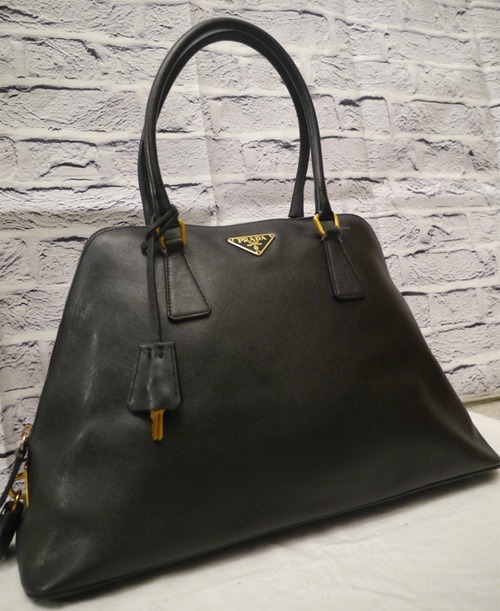 レア◆PRADA プラダ サフィアーノレザー タブレット対応ビジネス可 パドロックデザイン ミニボストン型 トート バッグ 黒◆ 使い勝手抜群♪