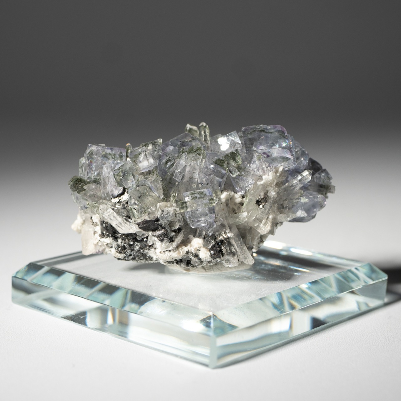 ヤオガンシャン産 フローライト 共生 / 原石 標本【B_5】