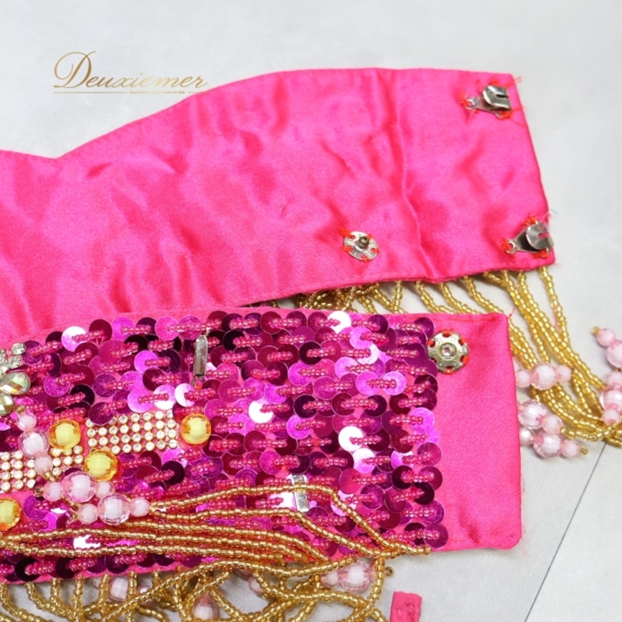 ベリーダンス オリエンタル 衣装 上下セット ピンク系 トップス スカート ベルト スパンコール ビーズ フリンジ 黄 金 透け感 豪華 装飾 華やか かわいい 鮮やか ダンス衣装 ステージ イベント レース イエロー系 ゴールド系