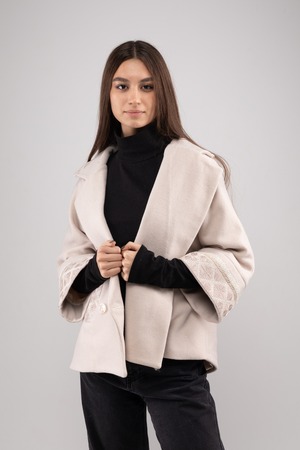 ウクライナ産プレミアムウール100%ジャケットコート（白）平行縫い　シルク手刺繍