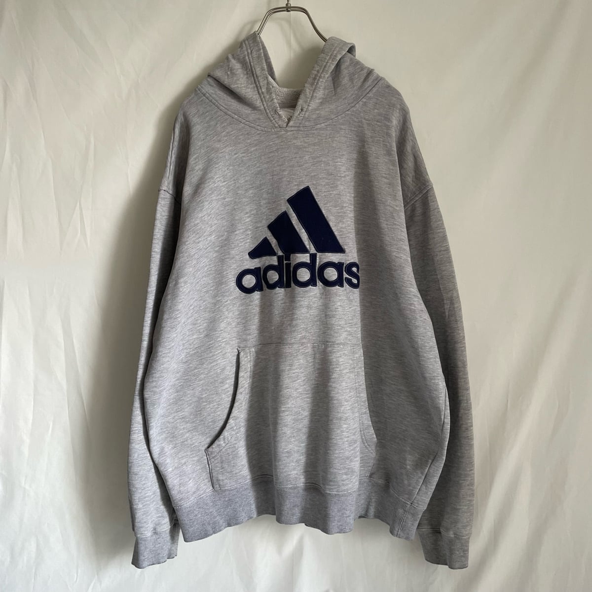 adidas プルオーバーパーカー 刺繍 ロゴ アディダス 刺繍ロゴ grey