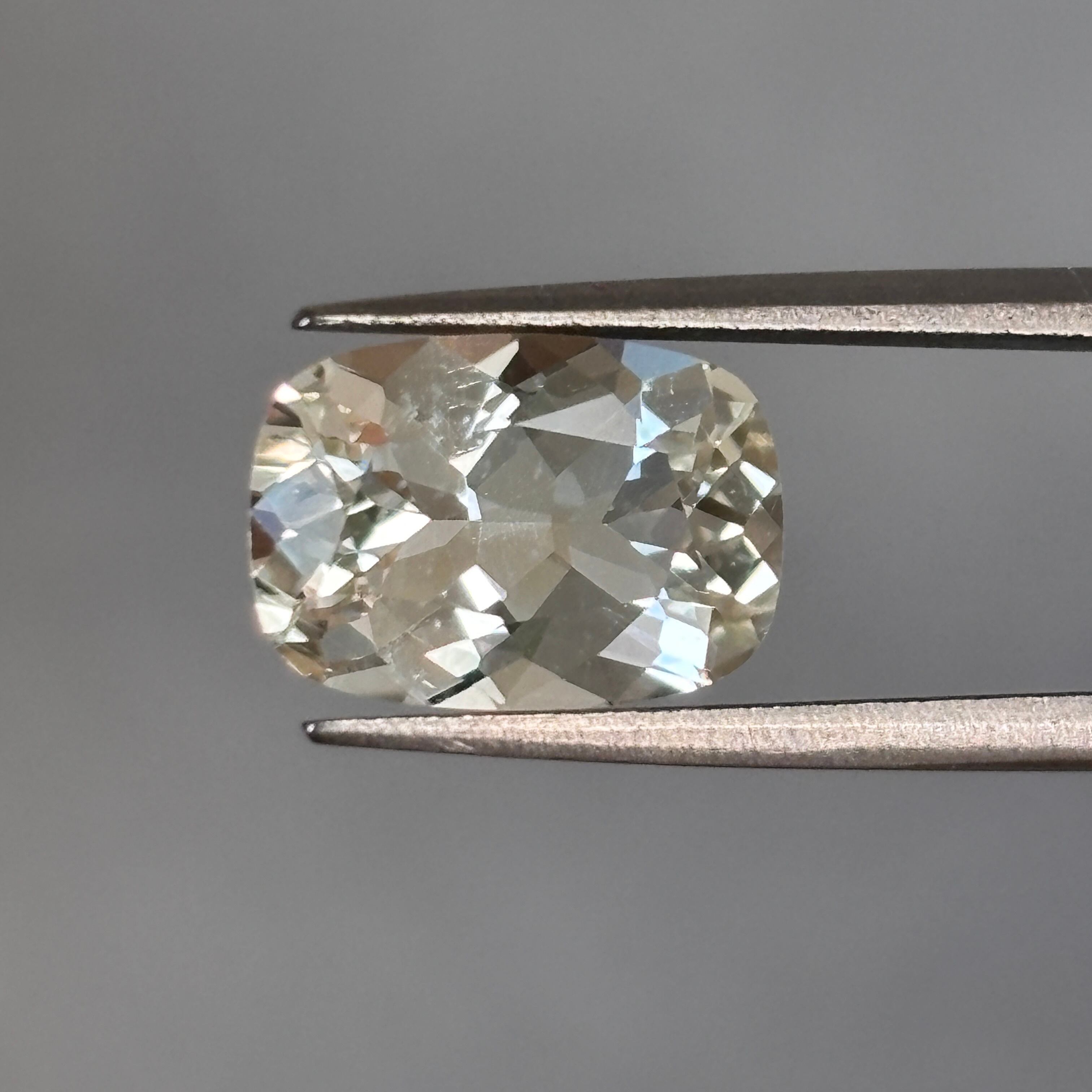 強蛍光】スキャポライト 1.65ct | EnMedel 〔 宝石ルースのおみせ〕