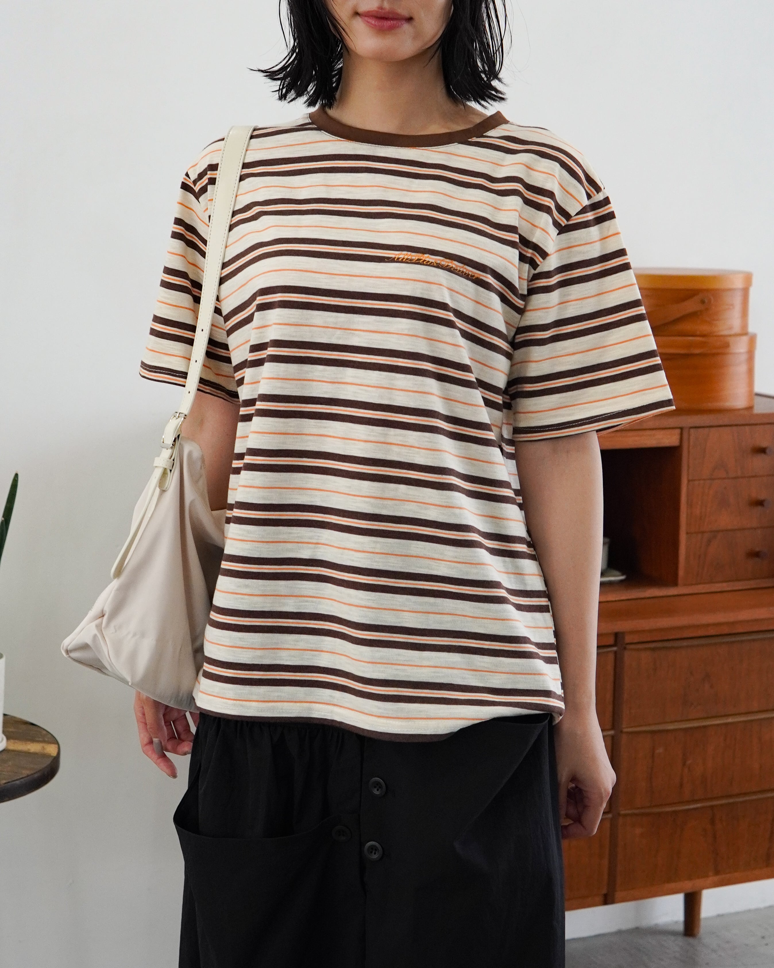 APD BORDER LOGO SS TEE / BROWN | ALL PLUS DELIVER