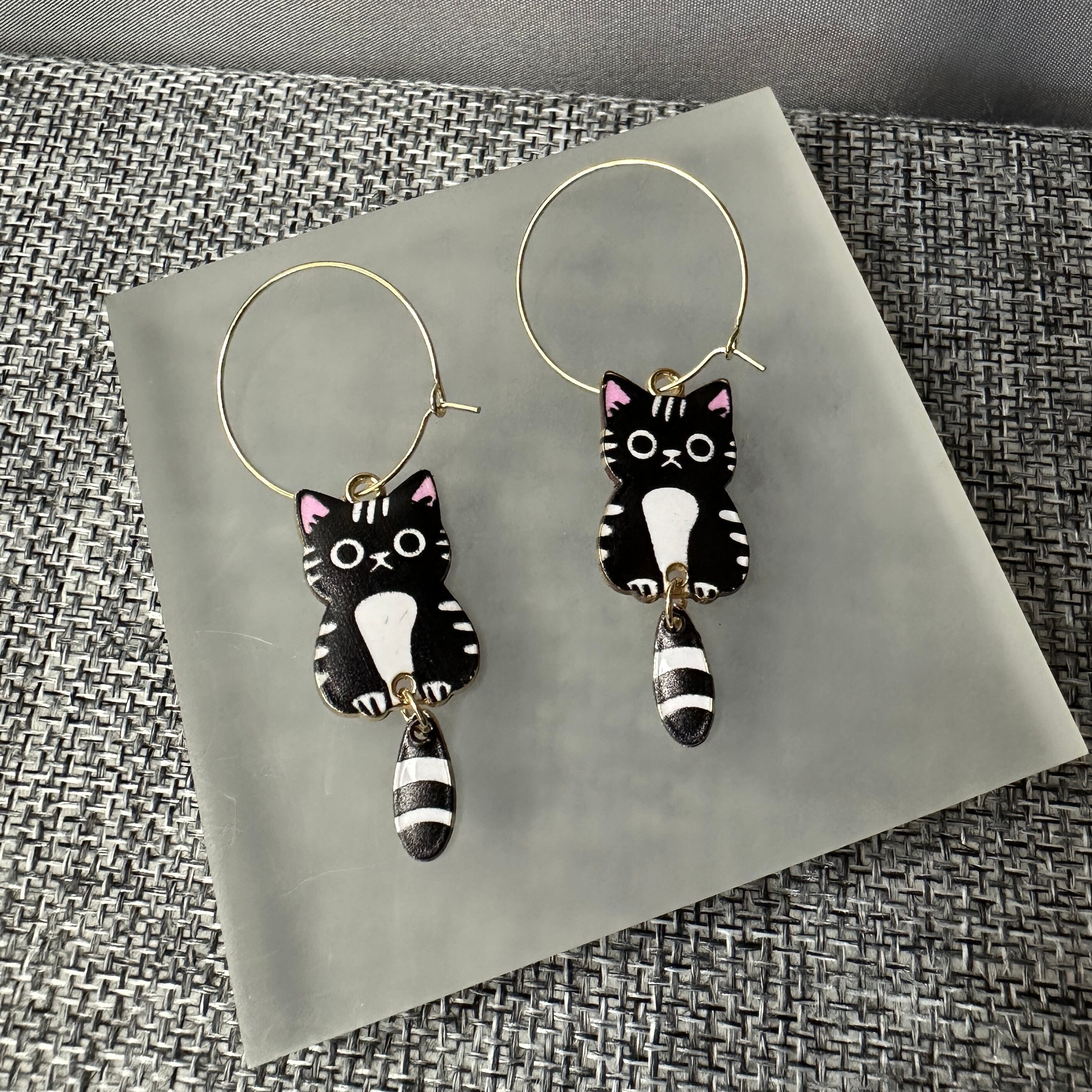 ピアス】送料無料 三毛猫 猫ピアス ゆらゆら ハンドメイドアクセサリー