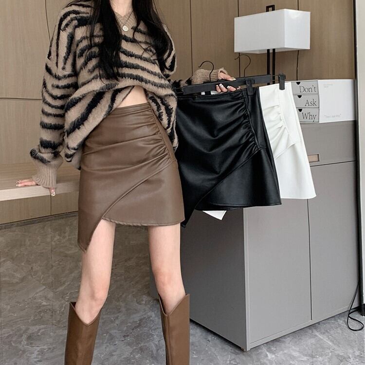 スカート レディース ミニスカート ショート ショート丈 PU アシンメトリー かわいい 大人可愛い カジュアル おしゃれ お洒落 かっこいい ラフ クール エレガント 主役級 存在感 ストリート 無地 秋 10代 20代 学生 通学 デート お出かけ 女子会 着回し 普段使い 韓国 韓国系 送料無料 ファッション コーデ モテ 体型カバー 美脚 脚長 プチプラ トレンド 流行 インスタ映え S M L XL 白 ホワイト 黒 ブラック 茶色 ブラウン