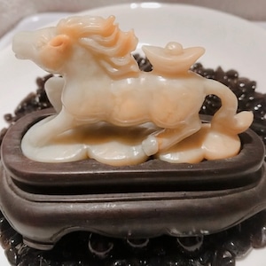 翡翠の置物　　馬　　　～金運・恋愛運・仕事運などお守りになる～