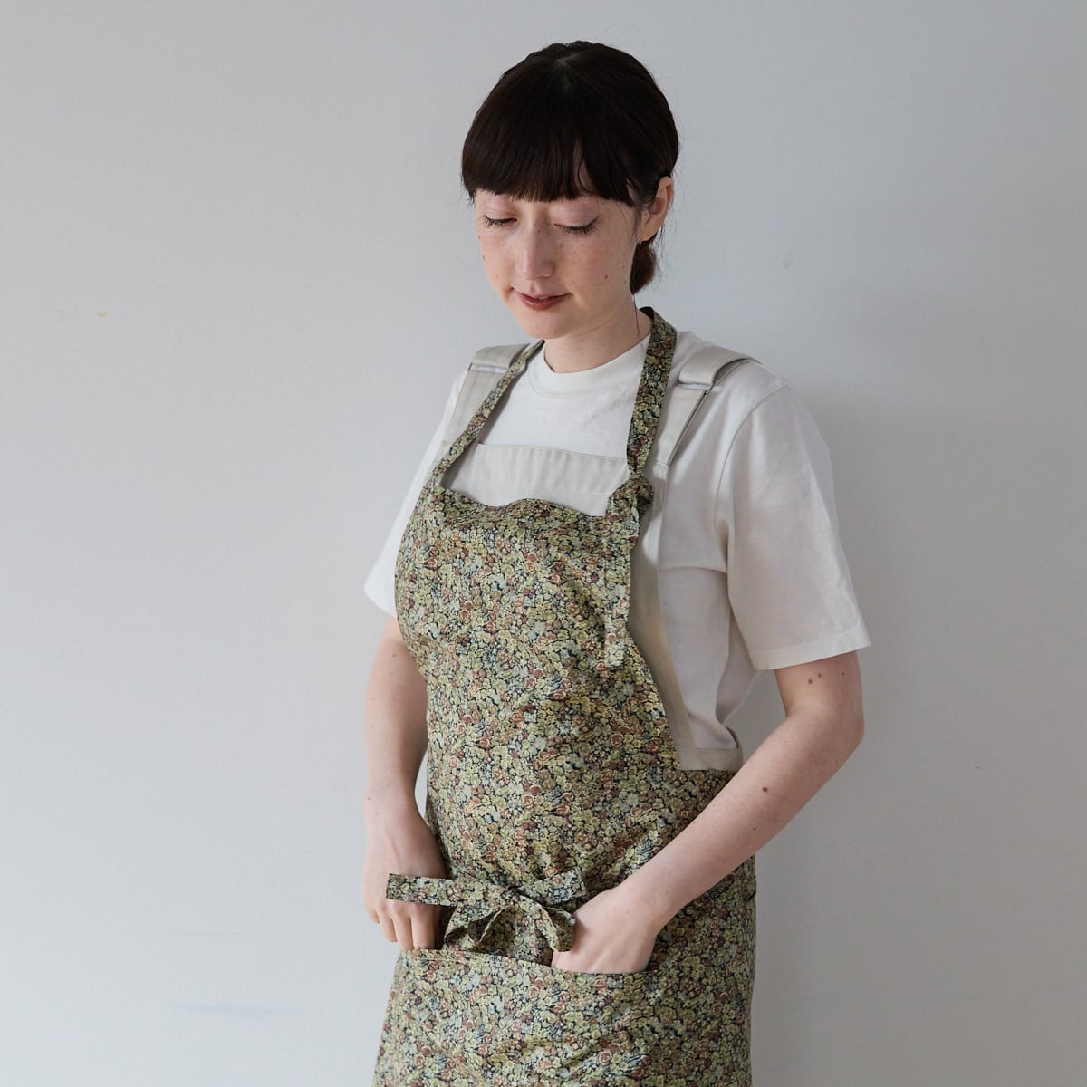 エプロン　ご注文受付　リバティー　ペダルウィッシュ・ ターコイズ縁取り SQUARE APRON / LIBERTY Chive (green) | エプロン商会