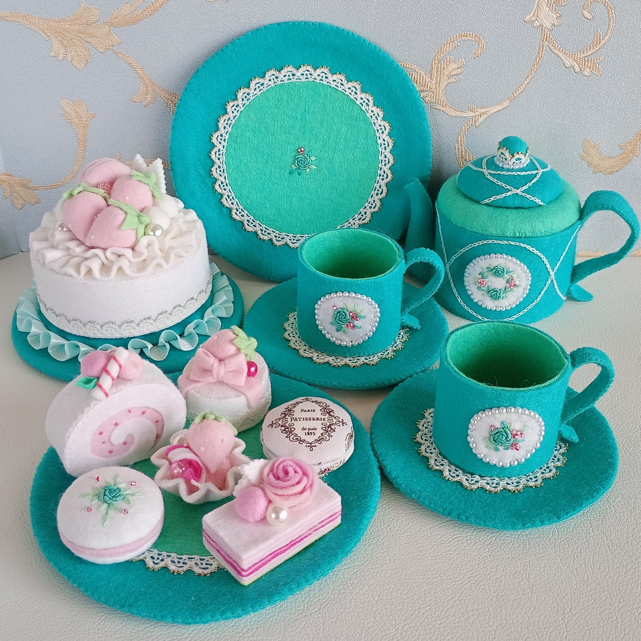 カナの青い箱【フェルト＆刺繍のおままごと】