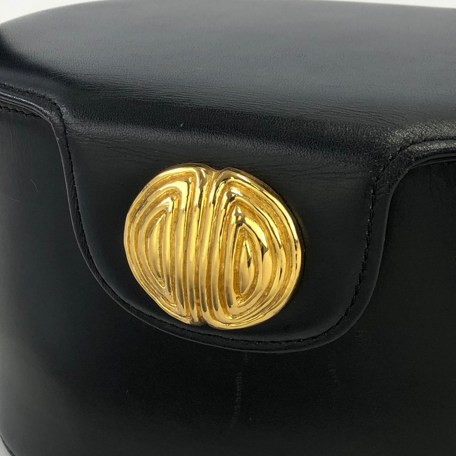 GIVENCHY ジバンシー　ロゴ金具　変えボタン　バニティ　ハンドバッグkkのバッグ