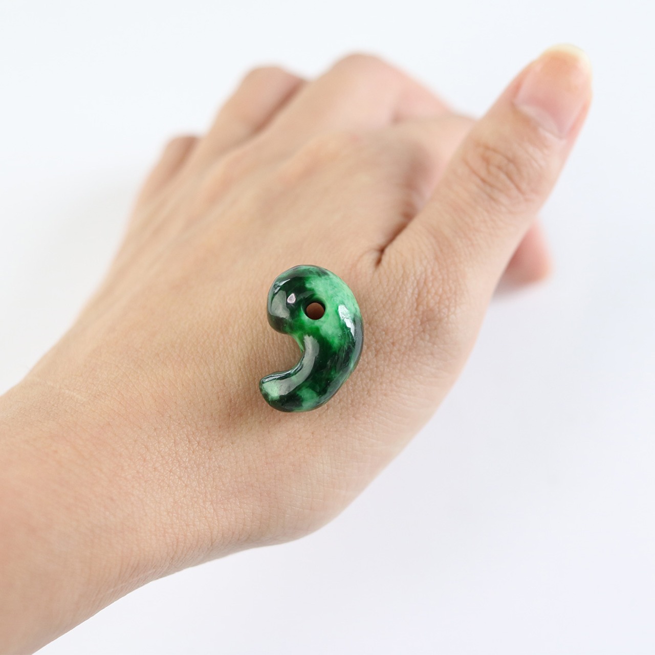 濃い翡翠が魅力的 勾玉 A貨翡翠 jd_pt1054