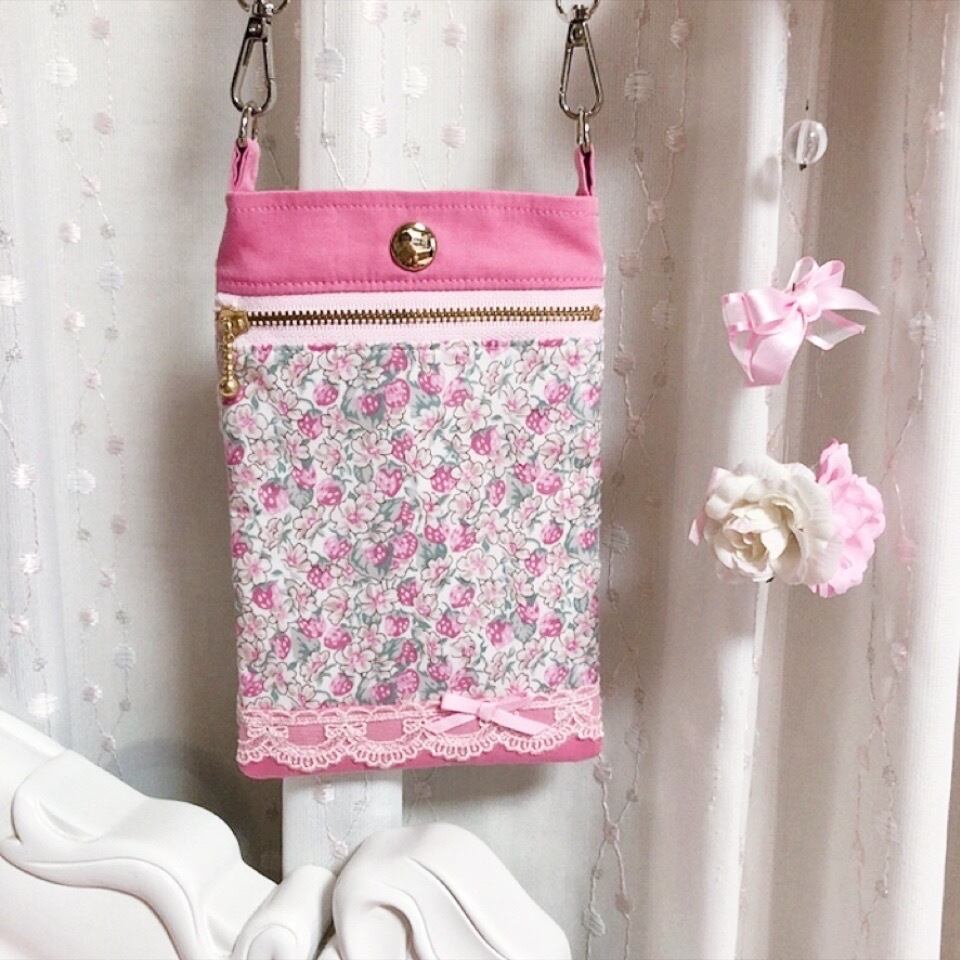 は*な様 いちご型クマ刺繍ポシェット(最終値下げ) メーカー公式ストア は*な様 いちご型クマ刺繍ポシェット(最終値下げ) メーカー公式ストア