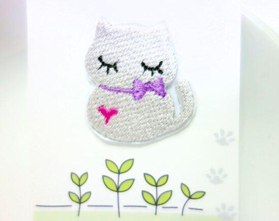 シールにもなる猫の刺繍ワッペン◆ねこだるま　薄グレー