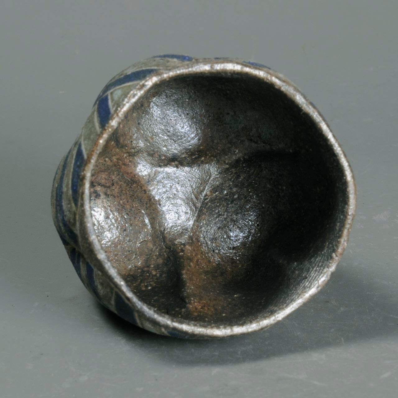 竹内真吾さん　炻器 鉄象嵌ぐい呑　Iron Inlay Guinomi ① 炻器 象嵌ぐい呑 Inlay Guinomi 13-19 | 陶芸家 竹内真吾