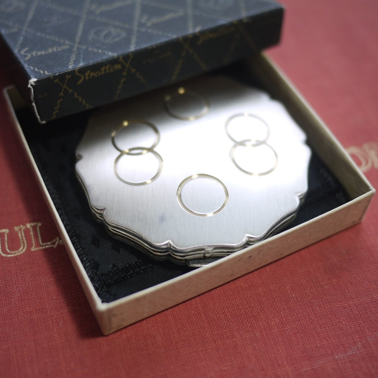 ストラットン Stratton ヴィンテージコンパクト 英国