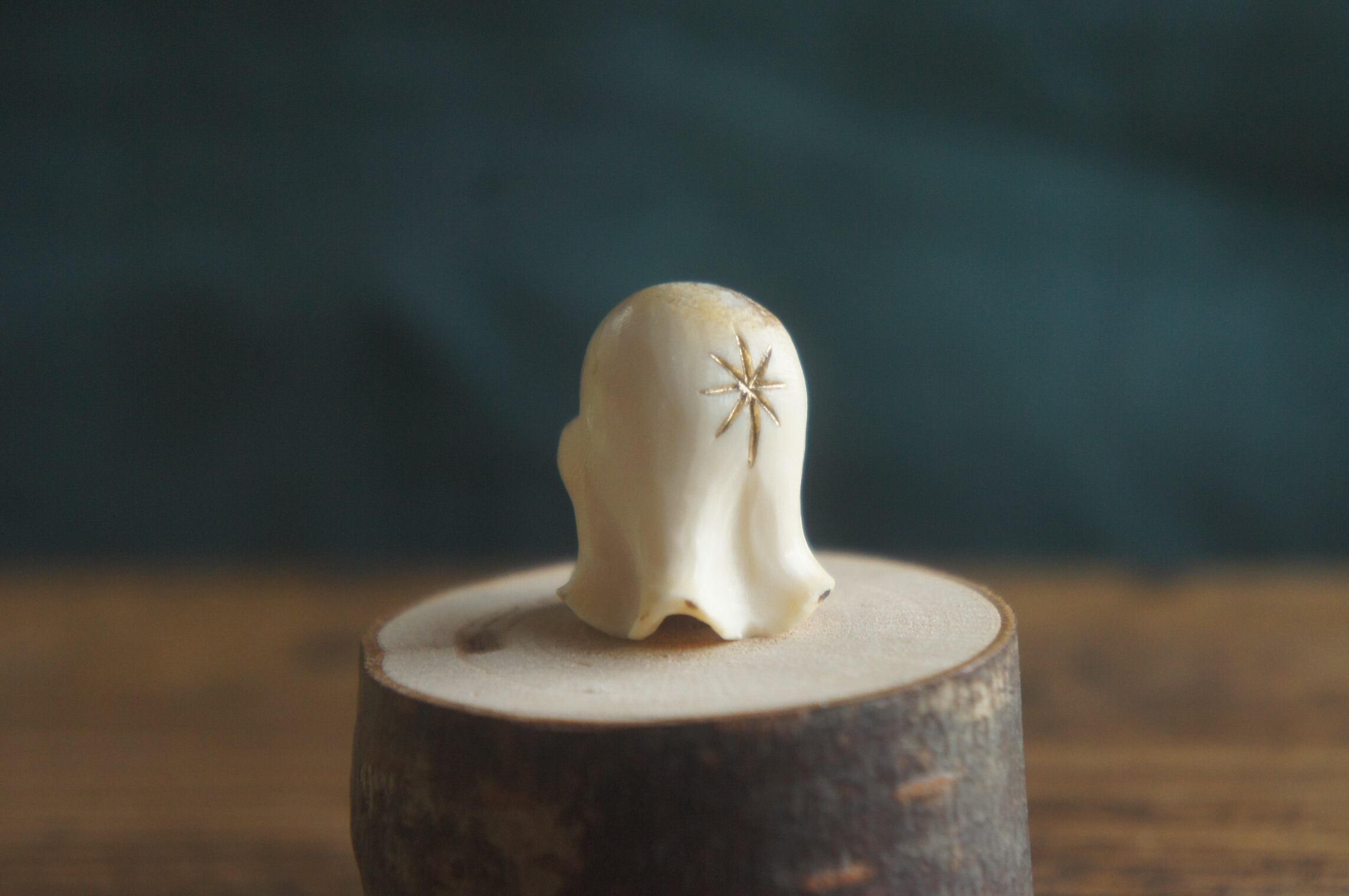 【種名　日本鹿の角】 手彫り帯留め　⭐️輝く瞳の兎王⭐️ ☆匿名☆ 鹿角彫刻「兎角亀毛」鹿の角の小さいおばけ【12】 | deer bone 